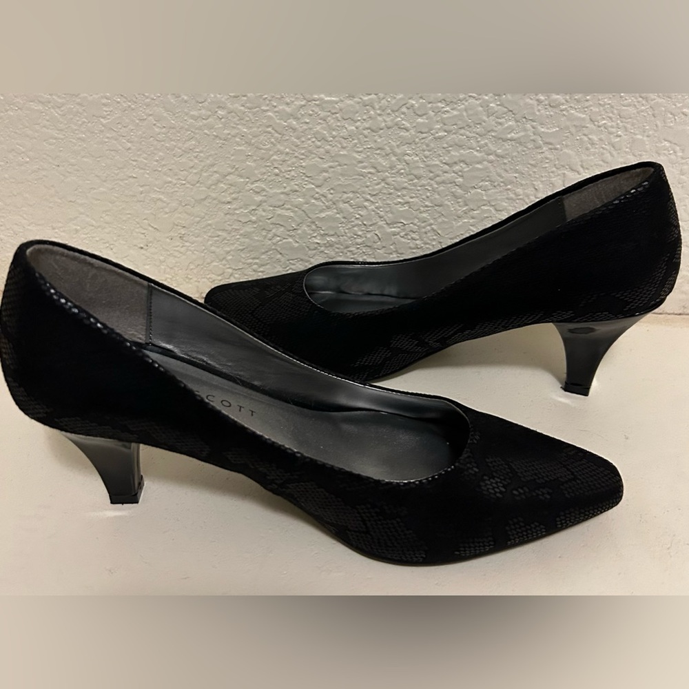 Karen Scott Black Pumps. Size 8 1/2 M.